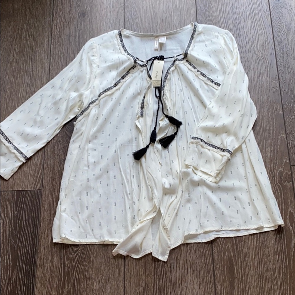 NWT 3/4 sleeve top Cream with black accents